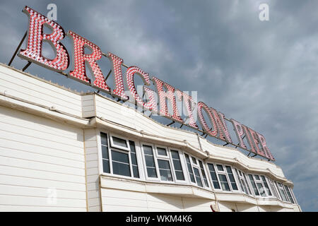 Low angle view of the Brighton Pier signer dans l'East Sussex England UK KATHY DEWITT Banque D'Images