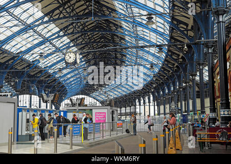 La gare de Brighton gare vue de l'intérieur de la structure du toit et les personnes qui achètent des billets au distributeur de billets Angleterre Grande-bretagne UK KATHY DEWITT Banque D'Images