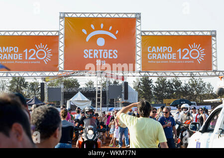 Campo Grande - MS, Brésil - 24 août 2019 : les gens sur l'entrée de l'événement Rallye dos Sertoes à Campo Grande ville. Banque D'Images