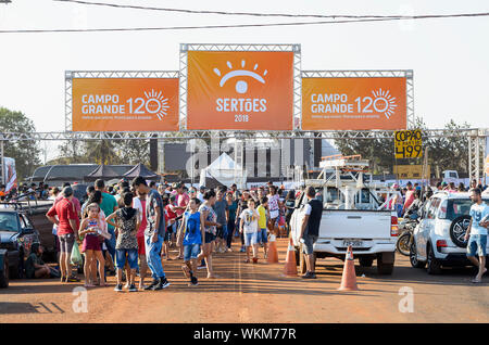 Campo Grande - MS, Brésil - 24 août 2019 : les gens sur l'entrée de l'événement Rallye dos Sertoes à Campo Grande ville. Banque D'Images