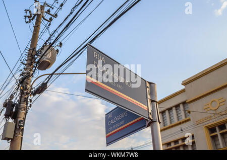 Campo Grande - MS, Brésil - août 28, 2019 : plaque de rue au coin de la signalisation entre Dom Aquino et Calogeras avenue. Banque D'Images