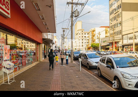 Campo Grande - MS, Brésil - août 28, 2019 : Les gens qui marchent sur le trottoir et le commerce électronique à Dom Aquino rue, ville au centre-ville. Banque D'Images