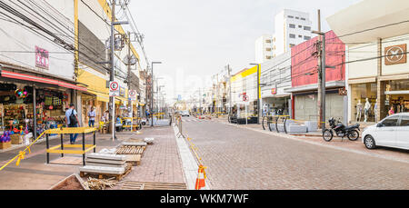 Campo Grande - MS, Brésil - août 28, 2019 : avis de 14 de Julho street avec la revitalisation de la rue presque fini, ville au centre-ville. Banque D'Images