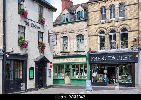 Le Crown Inn et des boutiques de la rue de black jack. Cirencester, Cotswolds, Gloucestershire, Angleterre Banque D'Images