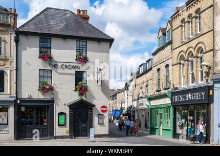 Le Crown Inn et des boutiques de la rue de black jack. Cirencester, Cotswolds, Gloucestershire, Angleterre Banque D'Images