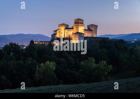 Crépuscule du Castello di Torrechiara, Langhirano, Province de Parme, Emilie-Romagne, Italie Banque D'Images