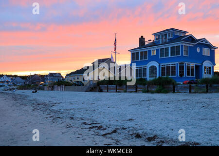 Coucher du soleil à Higgins Beach avec les maisons en arrière-plan. Scarborough.Maine.USA Banque D'Images