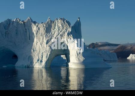 Iceberg dans le soleil du soir, Scoresbysund, au nord-est du parc national du Groenland, au Groenland, Danemark Banque D'Images