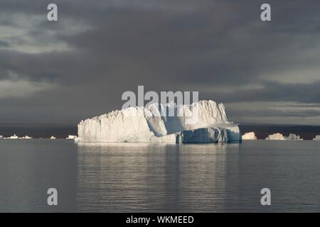 Iceberg dans le soleil du soir, Scoresbysund, au nord-est du parc national du Groenland, au Groenland, Danemark Banque D'Images