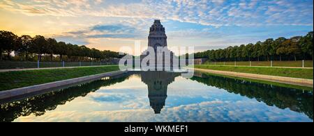 Monument de la Bataille des Nations de l'humeur le matin avec de l'eau reflet, Leipzig, Saxe, Allemagne Banque D'Images