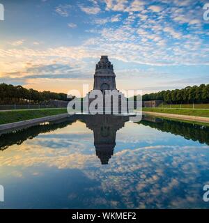 Monument de la Bataille des Nations de l'humeur le matin avec de l'eau reflet, Leipzig, Saxe, Allemagne Banque D'Images