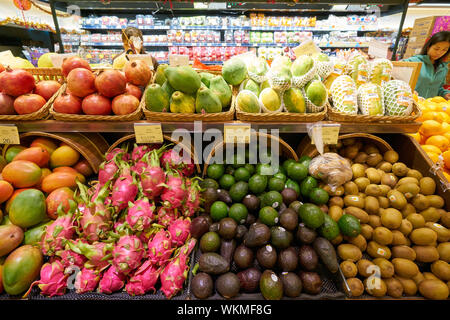 HONG KONG, CHINE - circa 2019, février : fruits exposés au marché en supermarché Jasons, propriété de ferme laitière en groupe. Banque D'Images