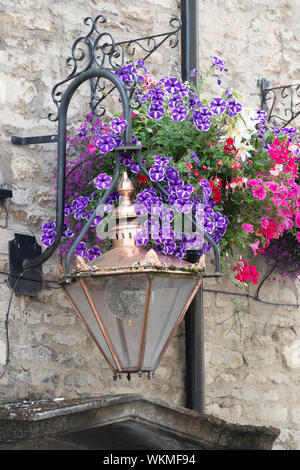 Lampe à l'ancienne et une suspension à l'extérieur du cheval noir. Cirencester, Cotswolds, Gloucestershire, Angleterre Banque D'Images