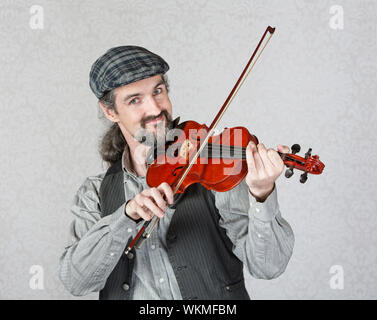 Fiddler irlandais unique instrument jouant dans Beard Banque D'Images