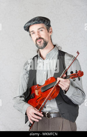 Homme irlandais grave avec barbe holding fiddle Banque D'Images