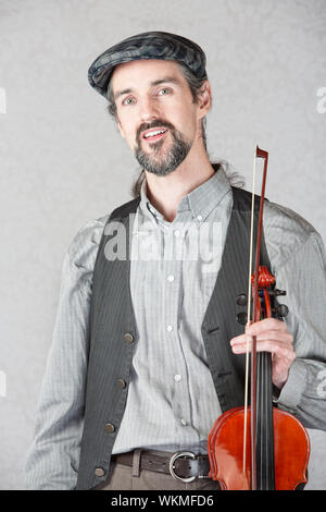 Un joyeux fiddler irlandais avec Violin and Bow Banque D'Images