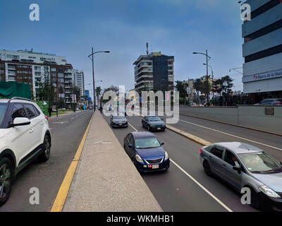 Avenida Arequipa Tunnel avec Javier Prado dans le quartier de San Isidro Lima au Pérou Banque D'Images