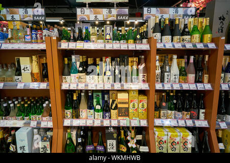 HONG KONG, CHINE - circa 2019, février : boissons alcoolisées sur l'affichage à l'AEON supermarket à Hong Kong. Banque D'Images