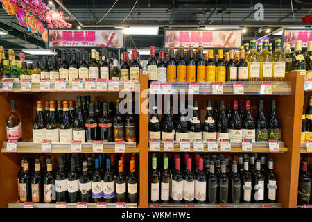 HONG KONG, CHINE - circa 2019, février : boissons alcoolisées sur l'affichage à l'AEON supermarket à Hong Kong. Banque D'Images