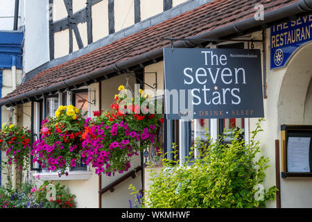 Paniers suspendus floral à l'extérieur de la Severn Stars Inn. Cadre en bois du 16ème siècle. Ledbury Herefordshire. L'Angleterre Banque D'Images