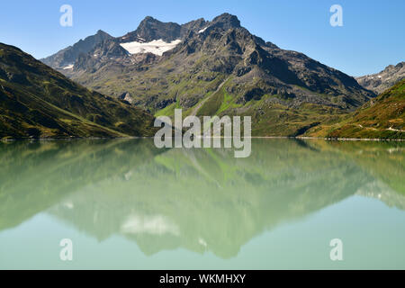 Beau lac alpin avec réflexion de montagne en eaux calmes. Réservoir de Silvretta, Vorarlberg, Autriche. Banque D'Images