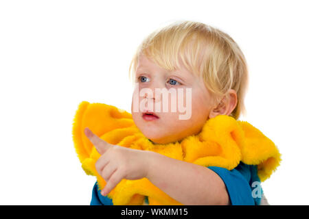 Enfant triste pointant vers le haut à l'écart isolated on white Banque D'Images