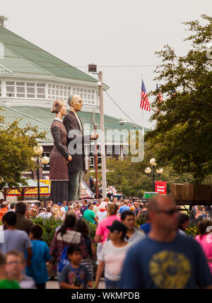 DES MOINES, IA /USA - Le 10 août : Les participants à la foire de l'état de l'Iowa. Des milliers de personnes remplissant l'allée centrale de l'Iowa State Fair le 10 août, 2014 dans Banque D'Images