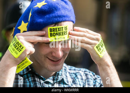 Westminster London, UK. 4e. Démonstrateur restent avec des autocollants sur son front pendant une manifestation devant le Parlement à Londres. Le premier ministre britannique, Boris Johnson, a été affaibli par une défaite majeure au Parlement en tant que législateurs de l'opposition de défi tenté de bar, Boris Johnson, de poursuivre une "non-affaire" Départ de l'Union européenne le 31 octobre Crédit : amer ghazzal/Alamy Live News Banque D'Images