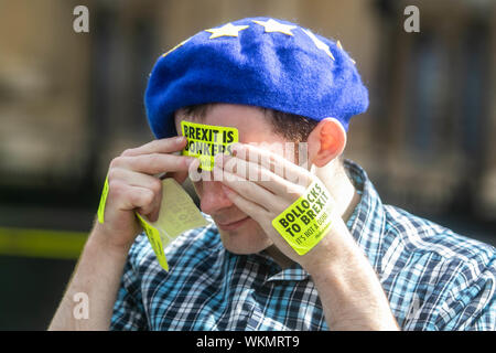 Westminster London, UK. 4e. Démonstrateur restent avec des autocollants sur son front pendant une manifestation devant le Parlement à Londres. Le premier ministre britannique, Boris Johnson, a été affaibli par une défaite majeure au Parlement en tant que législateurs de l'opposition de défi tenté de bar, Boris Johnson, de poursuivre une "non-affaire" Départ de l'Union européenne le 31 octobre Crédit : amer ghazzal/Alamy Live News Banque D'Images