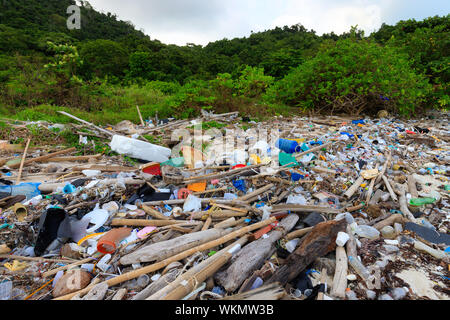 La pollution plastique important sur une plage de Thaïlande island. Banque D'Images