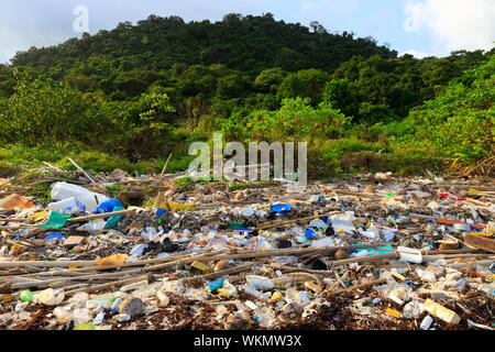 La pollution plastique important sur une plage de Thaïlande island. Banque D'Images