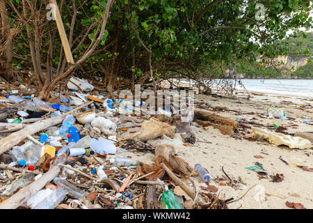 La pollution plastique important sur une plage de Thaïlande island. Banque D'Images