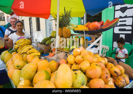SANTO DOMINGO, RÉPUBLIQUE DOMINICAINE - le 26 juin 2019 : pour les touristes de smoothie juicy fruit frais dans la rue de la ville Banque D'Images
