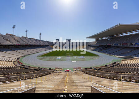 Le stade olympique de Barcelone a été le site de jeux Olympiques d'été de 1992 et est maintenant utilisé pour des concerts et autres événements. Banque D'Images