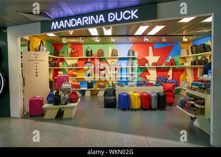 L'aéroport de Linate, ITALIE - circa 2017, novembre : Mandarina Duck shop à l'aéroport de Milan Linate. Banque D'Images