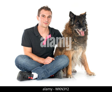 Vieux berger belge et man in front of white background Banque D'Images