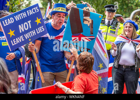 Steve Bray se dispute avec le Brexiteer alors que le Parlement reprend après les vacances d'été avec le nouveau gouvernement débattant du Brexit et de la prorogation sans accord. Côtés opposés Banque D'Images