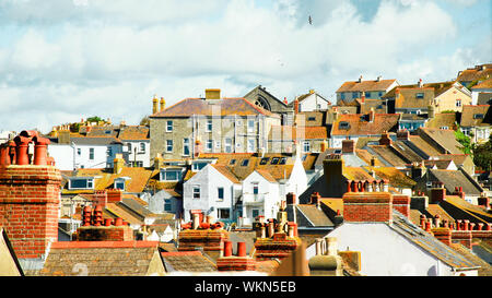 Fortuneswell. 4 septembre 2019. Météo britannique. Un jour ensoleillé, venteux à Fortuneswell cheminées où sera bientôt de retour à utiliser comme les soirées d'automne obtenir refroidisseur. crédit : Stuart fretwell/Alamy Live News Banque D'Images