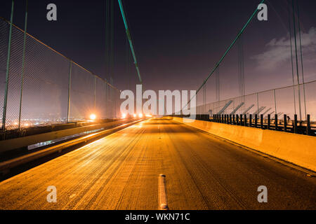 Vue de la nuit de Vincent Thomas Bridge au-dessus du Port de Los Angeles, Terminal Island et de San Pedro en Californie du Sud. Banque D'Images