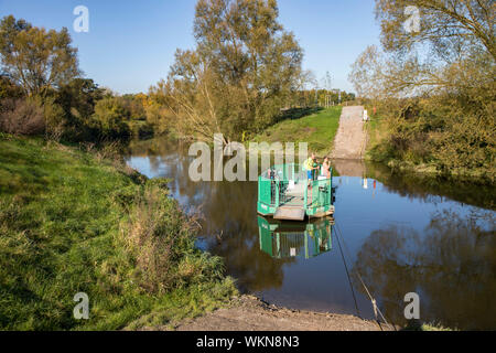 Les gens et les cyclistes bac sur la Lippe, à Haltern, manuel, Euskirchen, Allemagne aloses ferry Banque D'Images