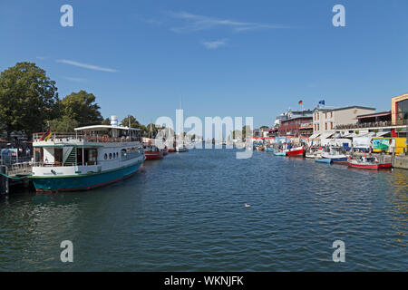 Des bateaux et des maisons, Alter Strom (rivière), Warnemünde, Rostock, Schleswig-Holstein, Allemagne Banque D'Images