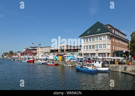 Des bateaux et des maisons, Alter Strom (rivière), Warnemünde, Rostock, Schleswig-Holstein, Allemagne Banque D'Images