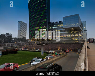 Un fort trafic sur l'autoroute principale Javier Prado dans le quartier de San Isidro Lima au Pérou Banque D'Images