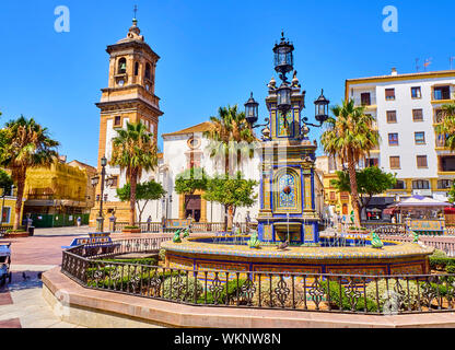 La place Plaza Alta d'Algésiras, avec la Nuestra Senora de la Palma, située dans l'arrière-plan. Algeciras, Cadiz Province, Andalusia, Spain. Banque D'Images