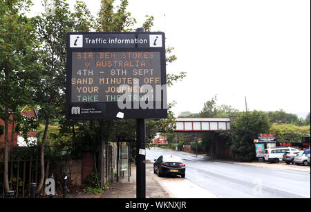 Un transport d'une plus grande information trafic Manchester signer lit «Sir Ben Stokes v l'Australie, 4e - 8 septembre, sable minutes outre de votre voyage.. Prendre le tram !" au cours de la première journée de la quatrième épreuve à cendres Unis Old Trafford, Manchester. Banque D'Images