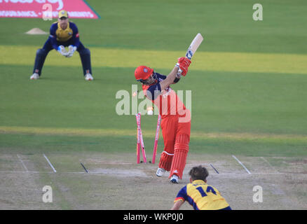 Liam du Lancashire Livingstone est joué par l'Essex Barbe Aaron pendant le T20 au trimestre dernier à Chester-Le-rue. Banque D'Images