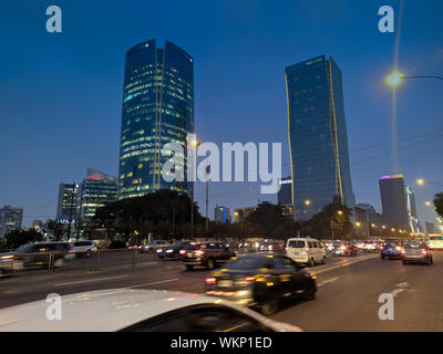 Un fort trafic sur l'autoroute principale Javier Prado dans le quartier de San Isidro Lima au Pérou Banque D'Images