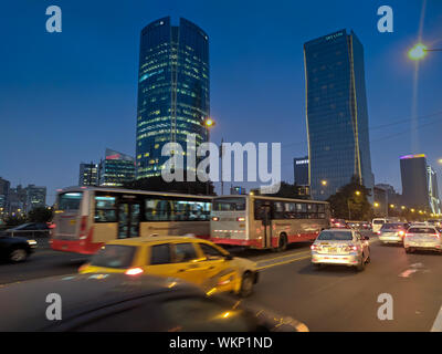 Un fort trafic sur l'autoroute principale Javier Prado dans le quartier de San Isidro Lima au Pérou Banque D'Images