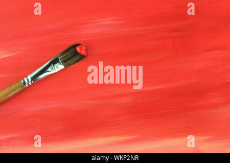 Contre un pinceau peinture abstraite rouge. Banque D'Images