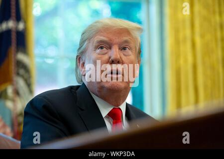 Le Président des Etats-Unis, Donald J. Trump a été rejoint par Secrétaire de la secrétaire à la défense des États-Unis Kevin McAleenan, l'amiral Karl Schultz de la U.S. Coast Guard, Administrateur assistant adjoint au président et conseiller à la sécurité intérieure Le Contre-amiral Peter Brown, et d'agir en chef de cabinet de la Maison Blanche pour discuter de l'Ouragan Mick Mulvaney Dorian dans un bureau ovale réunion à la Maison Blanche à Washington, DC, États-Unis, le 4 septembre 2019. L'ouragan devrait frapper la côte est des États-Unis cette semaine. Credit : Stefani Reynolds/CNP | conditions dans le monde entier Banque D'Images
